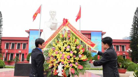 Thanh niên Việt - Trung dâng hoa tưởng nhớ Chủ tịch Hồ Chí Minh