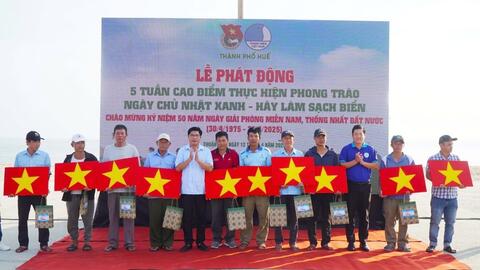 Tuổi trẻ Huế ra quân chung tay làm sạch môi trường biển