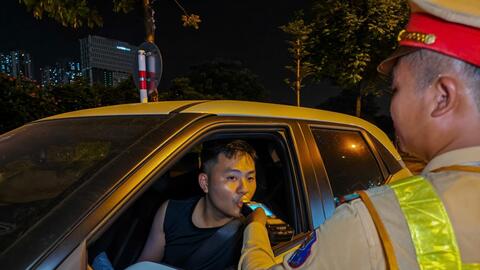 CSGT Hà Nội "theo dấu" ma men, 30 phút xử lý 10 vi phạm