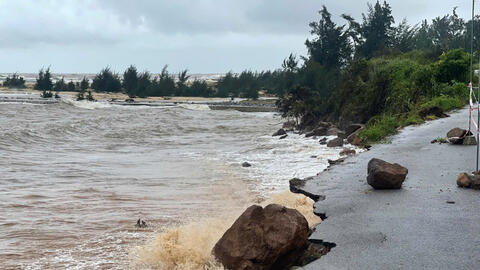 Thành phố Huế: Đường ven biển bị sạt lở nghiêm trọng sau bão 12
