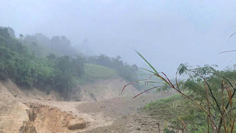 Quảng Ngãi: Ngọn núi đổ ập, cuốn trôi hoàn toàn hoa màu của người dân