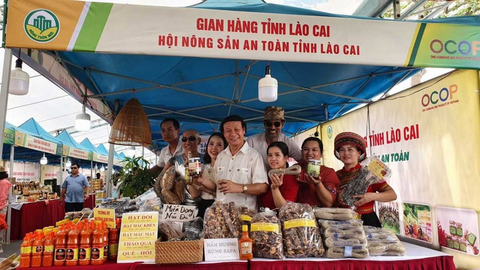 Nông dân miền núi Lào Cai ngồi ở vườn, bán nông sản khắp nước
