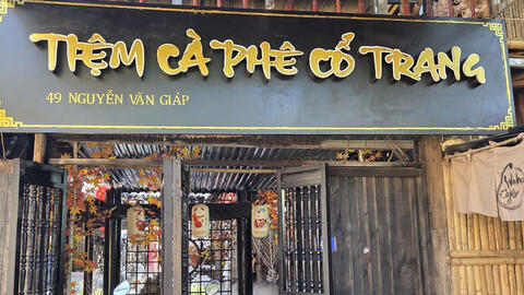 Độc lạ quán cà phê có 'tuyết rơi' trong lòng Hà Nội