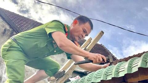 Cùng dân dựng lại mái nhà