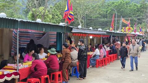 Hàng vạn du khách trẩy hội đầu xuân tại các điểm tâm linh xứ Thanh