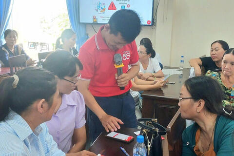 Quảng Ngãi: Phụ nữ xã Long Phụng làm quen với “Chợ công nghệ 4.0”