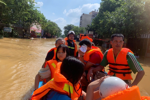 Công an Hà Nội nỗ lực hỗ trợ người dân vùng lũ ngập sâu xã Trung Giã