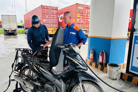 Giá xăng dầu hôm nay ngày 5/11/2025: Tiếp tục giảm