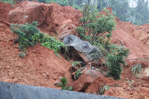 Hà Tĩnh: Khó khăn trong công tác xử lý sạt lở đất