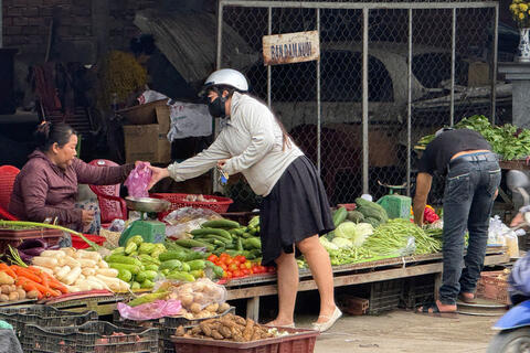 TP. Hồ Chí Minh: Nguồn cung giảm mạnh, thị trường rau xanh bị đẩy giá