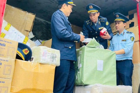 Thành phố Huế: Tạm giữ nhiều mỹ phẩm, camera không nguồn gốc