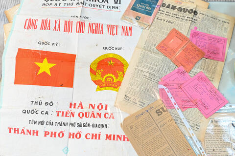 Chàng trai 8X ở Hà Nội giữ ký ức bầu cử  từ những tấm thẻ cử tri