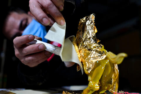 Linh vật 'Hí Phù Thiên' dát vàng  hút khách dịp Tết