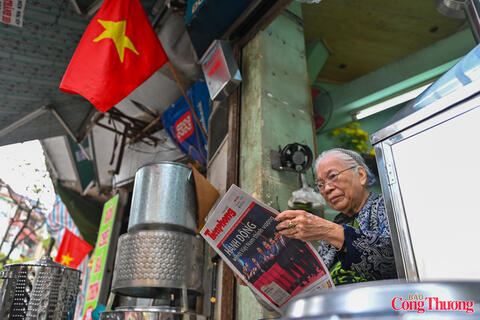 Người dân thủ đô háo hức theo dõi khai mạc Đại hội XIV của Đảng