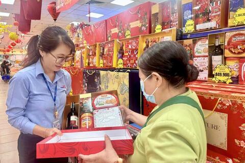 TP. Hồ Chí Minh: Giỏ quà Tết đắt khách, hàng Việt chiếm ưu thế