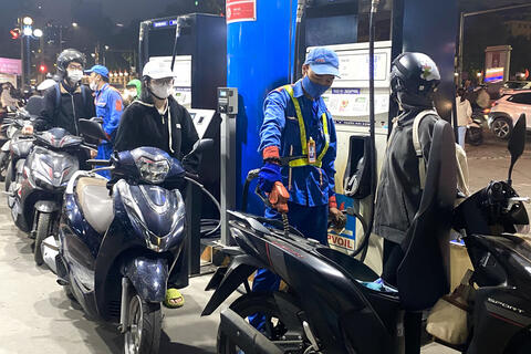 Giá dầu thế giới lên cao nhất trong 4 năm