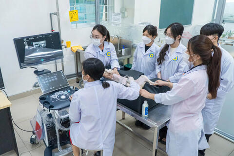 Đầu tư phòng lab, kết nối doanh nghiệp nâng chất đào tạo Thú y