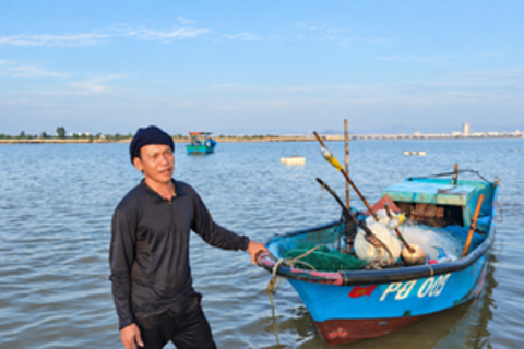 Từ cậu bé theo ghe mưu sinh đến Nhà giáo Ưu tú