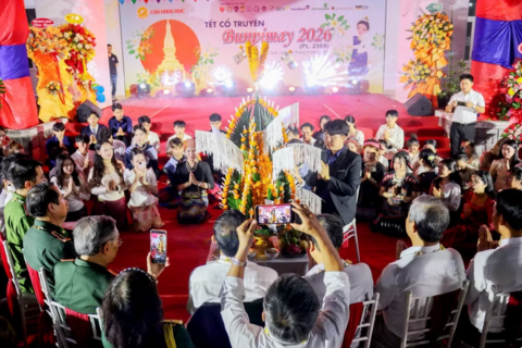 Thắm tình hữu nghị Việt – Lào trong sắc Xuân Bunpimay tại Huế