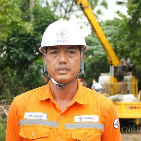 PC Thanh Hóa dồn lực khắc phục, đưa dòng điện trở lại sau bão số 10