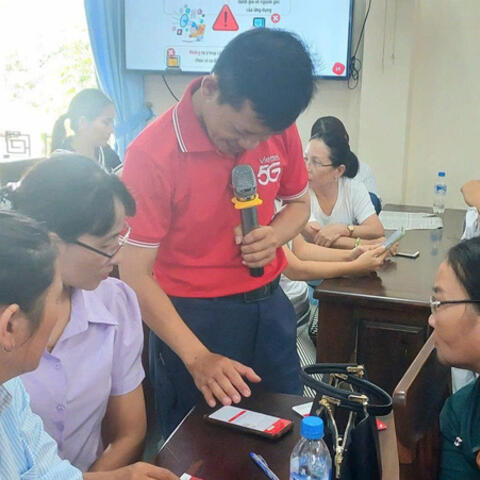 Quảng Ngãi: Phụ nữ xã Long Phụng làm quen với “Chợ công nghệ 4.0”