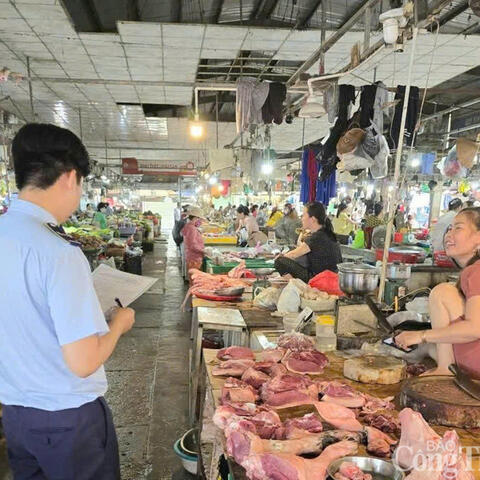 Thành phố Huế đảm bảo thị trường hàng hoá trong mưa lũ