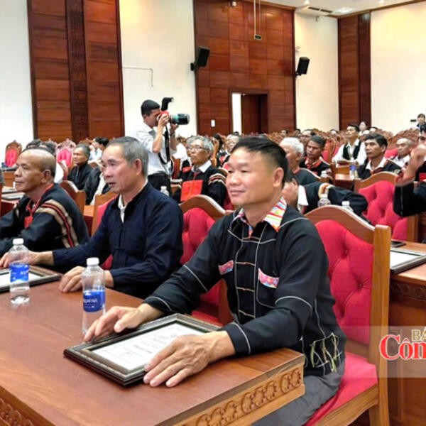 Đắk Lắk tôn vinh 220 già làng, trưởng thôn, người có uy tín