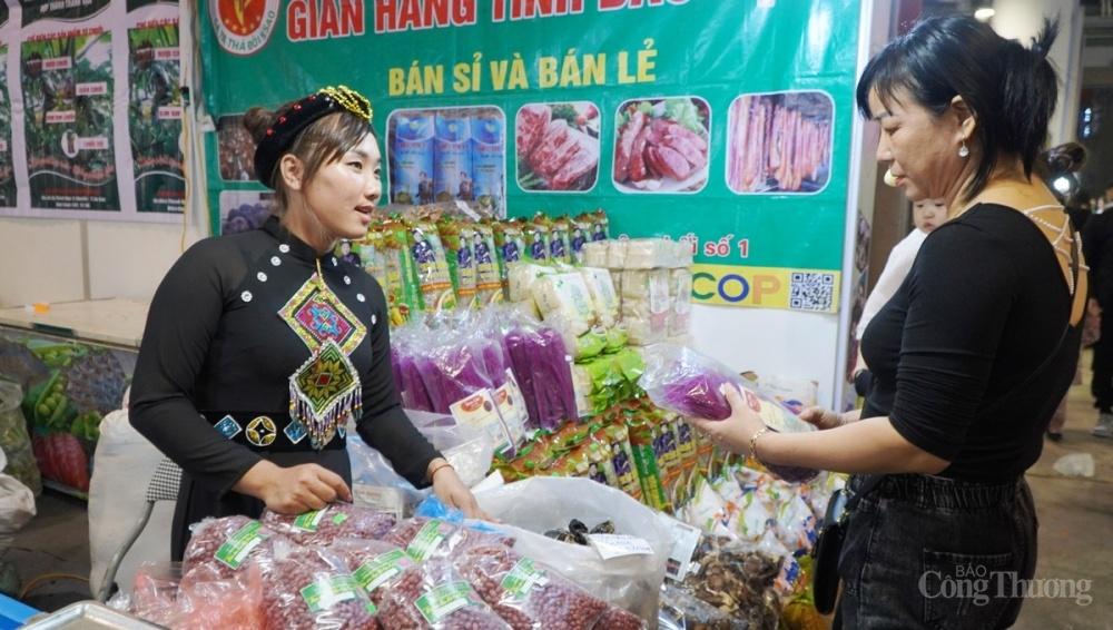 Nhiều gian hàng sản phẩm của các Tỉnh, thành phố trong cả nước cũng được quản bá và bán tại hội chợ 0600-hoi-cho-ocop-quang-ninh-10