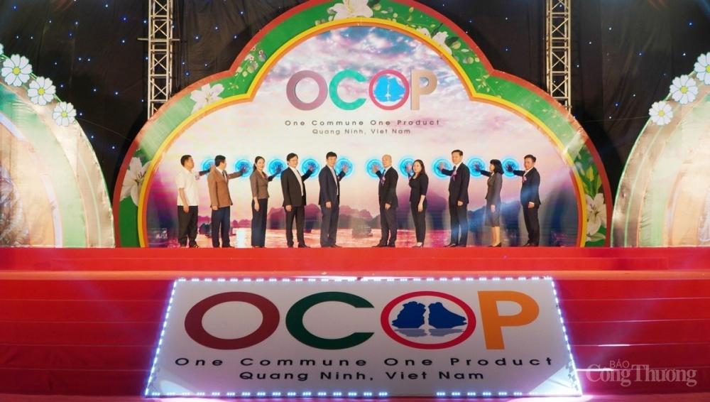 Các đại biểu ấn nút khai mạc hội chợ 0548-hoi-cho-ocop-quang-ninh-3