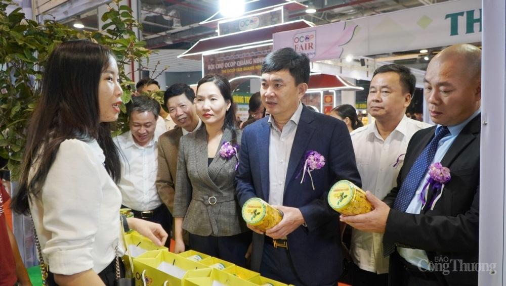Các đại biểu tham quan các gian hàng trong hội chợ 0550-hoi-cho-ocop-quang-ninh-4