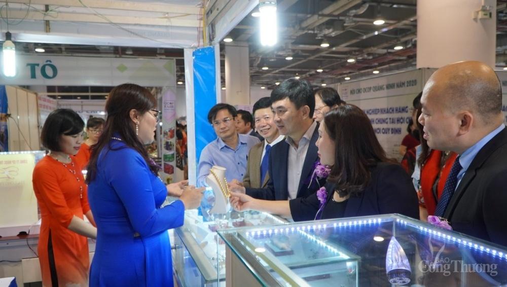 gọc trai Hạ Long đã và đang ngày càng tạo được uy tín đối với khách hàng trong và ngoài nước, từng bước khẳng định vị thế trong lĩnh vực nuôi cấy và kinh doanh trai ngọc 0554-hoi-cho-ocop-quang-ninh-6