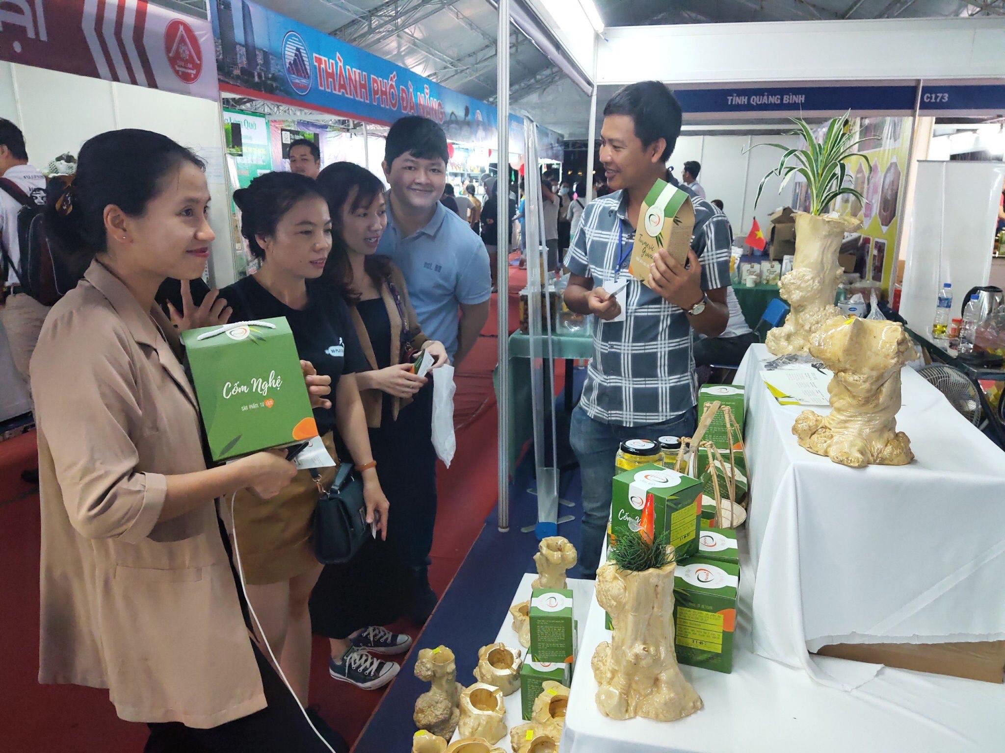 Khách tìm hiểu sản phẩm cốm nghệ của Công ty TNHH Huvahi tại Hội nghị kết nối cung cầu hàng hóa giữa TP. Hồ Chí Minh và các tỉnh thành năm 2020.