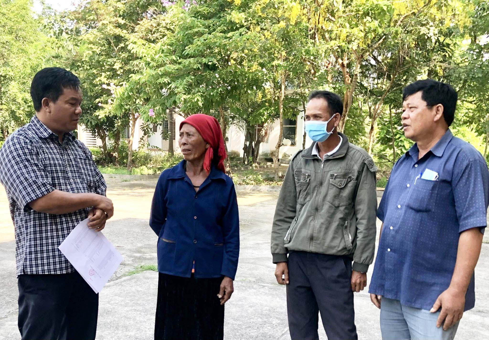 Ông Ksor Rơ-Phó Chủ tịch UBND xã, Chủ nhiệm CLB “Nông dân với pháp luật” xã Chư Drăng (bìa trái) tuyên truyền pháp luật cho người dân. Ảnh: Gia Hưng