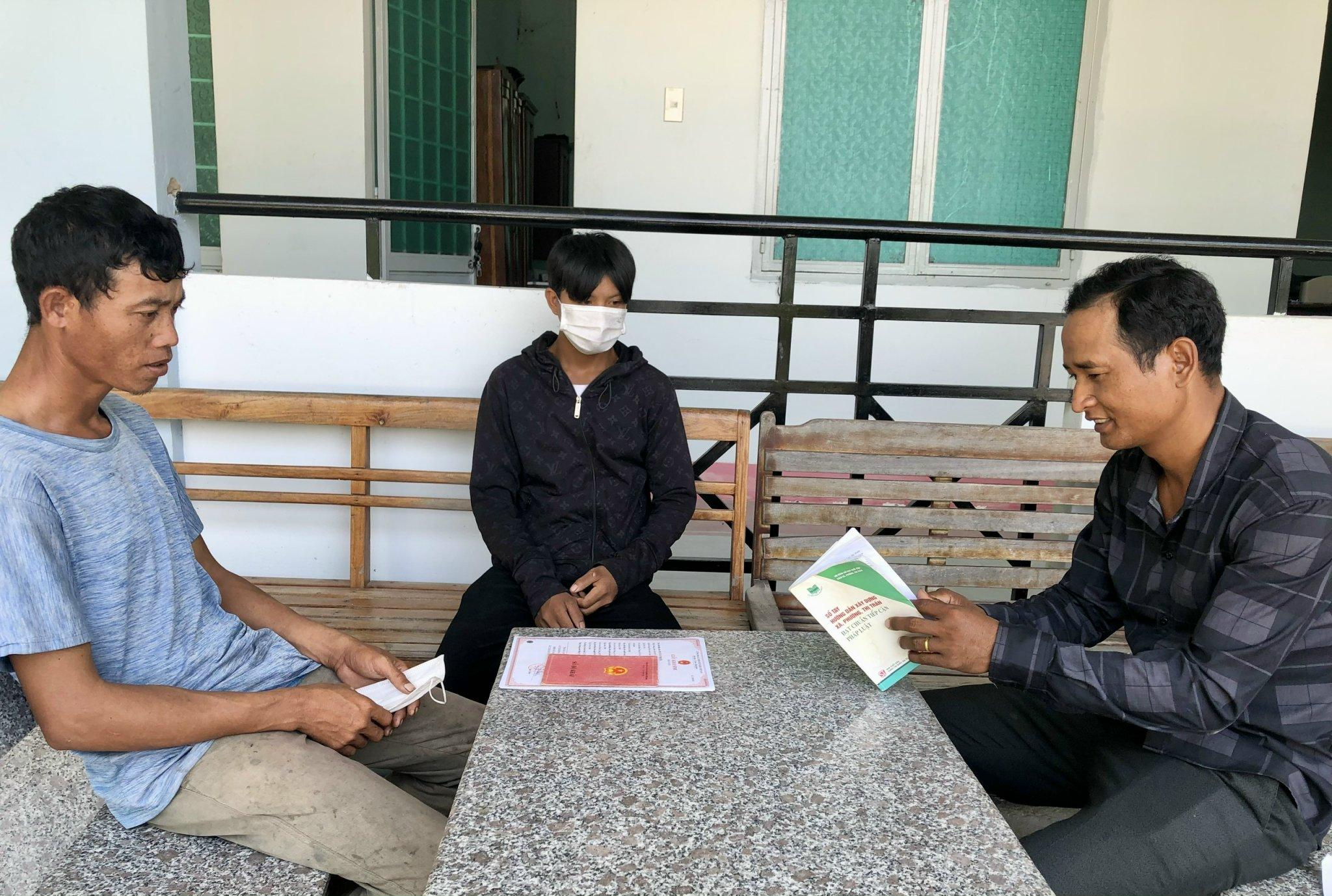 ông Rah Lan Y Hơn-Chủ tịch Hội Nông dân xã Uar, Chủ nhiệm CLB “Nông dân với pháp luật” xã Uar hướng dẫn về pháp luật cho người dân. Ảnh: Gia Hưng