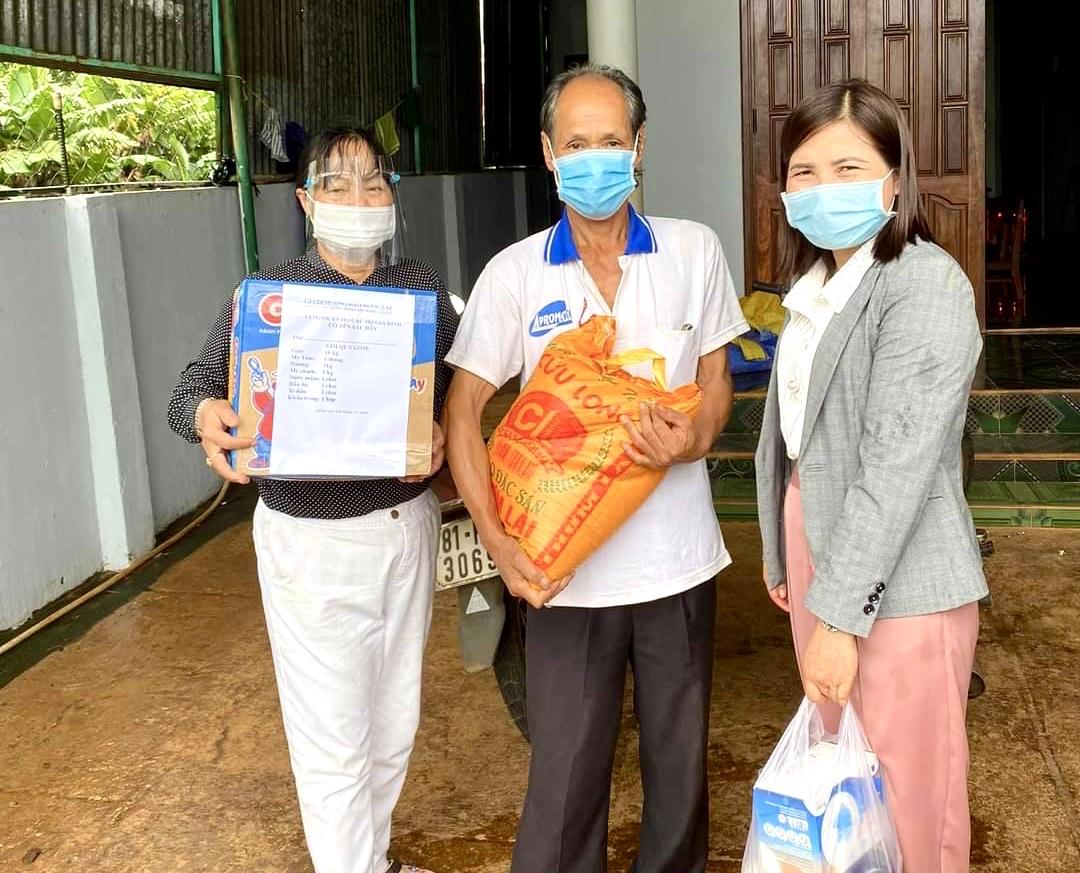 Chị Võ Thị Ánh Nguyệt (người đứng bìa trái)-Trưởng Ban công tác Mặt trận thôn 5 (phường Thắng Lợi, TP. Pleiku) tặng quà cho người dân trong thời điểm địa bàn diễn ra dịch Covid-19. Ảnh: Minh Nguyễn