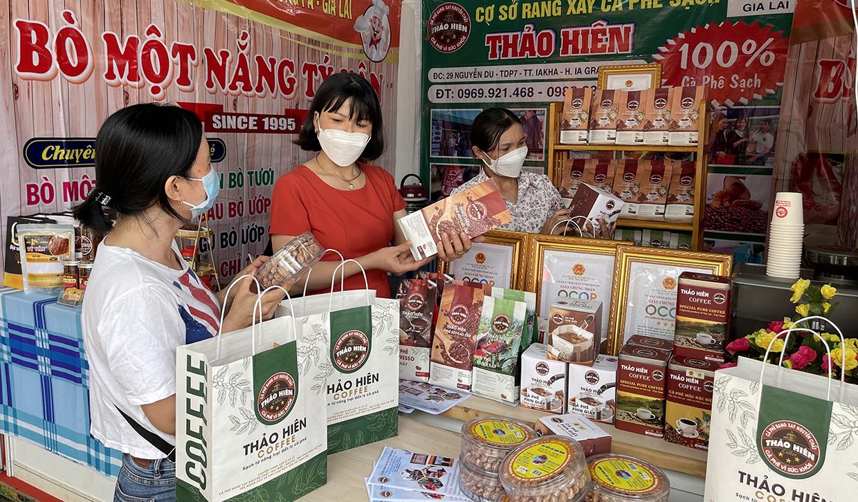 Các chủ thể sản xuất kinh doanh đã chú trọng đến xây dựng tiêu chuẩn chất lượng, hoàn thiện mẫu mã bao bì sản phẩm nhằm đáp ứng yêu cầu của thị trường. Ảnh: Vũ Thảo