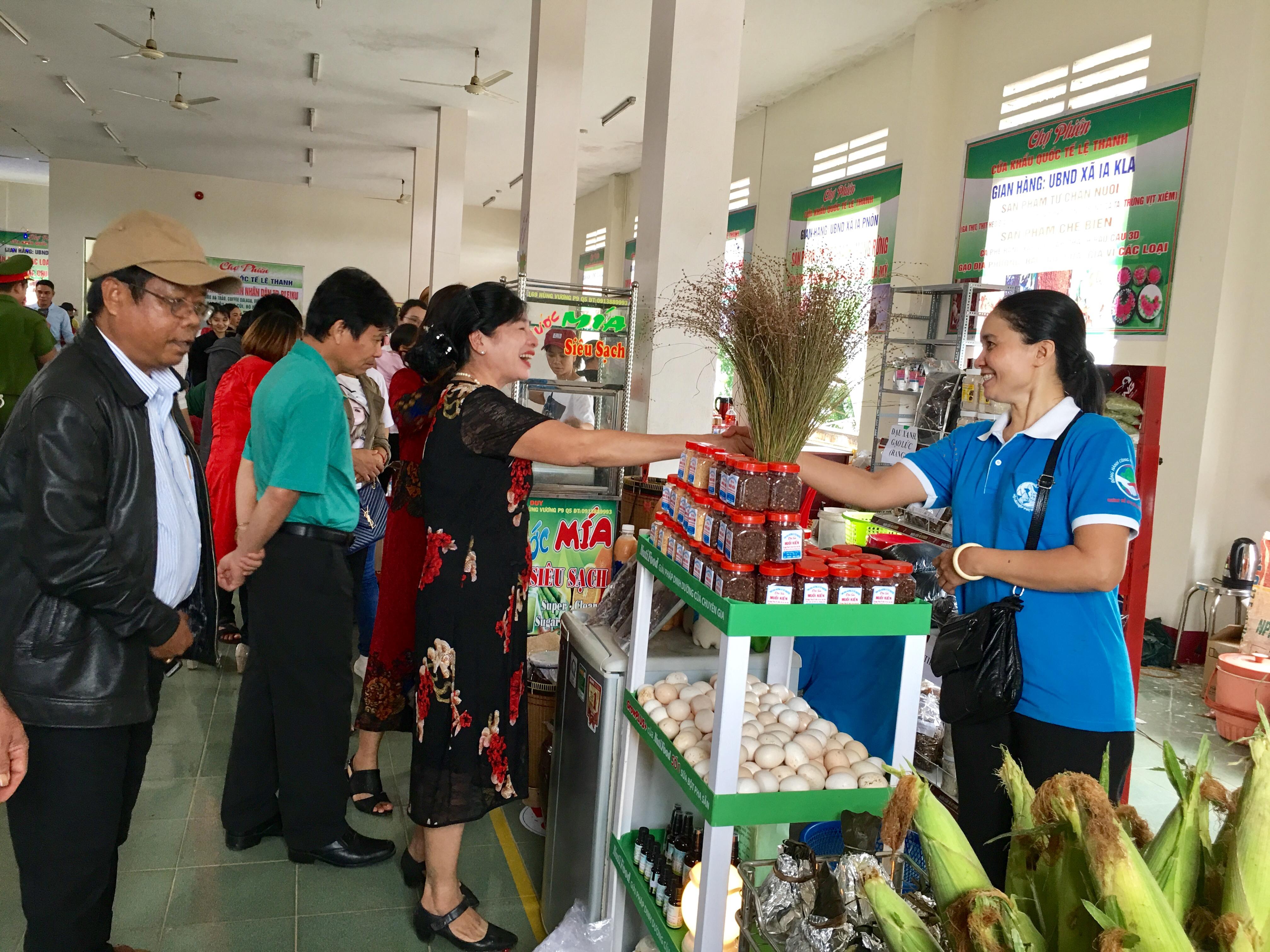 Chợ phiên huyện Đức Cơ được tổ chức tại Cửa khẩu Quốc tế Lệ Thanh năm 2019 nhận được nhiều sự chú ý. Ảnh Hà Duy