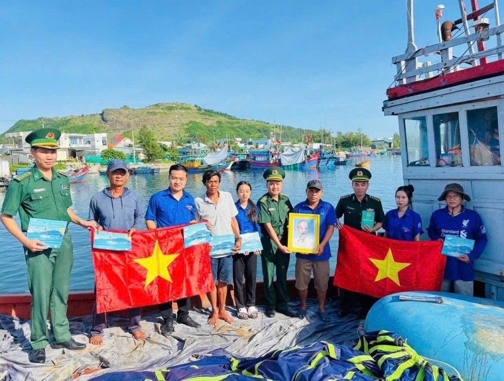 Ban Tổ chức trao tặng Cờ Tổ quốc và ảnh Chủ tịch Hồ Chí Minh cho các ngư dân