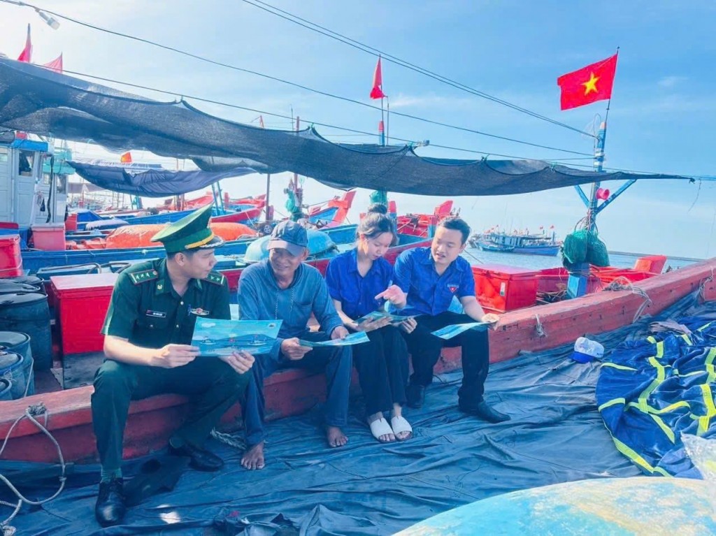 Buổi tuyên truyền cung cấp thông tin và quy định mới về khai thác bền vững cho ngư dân.