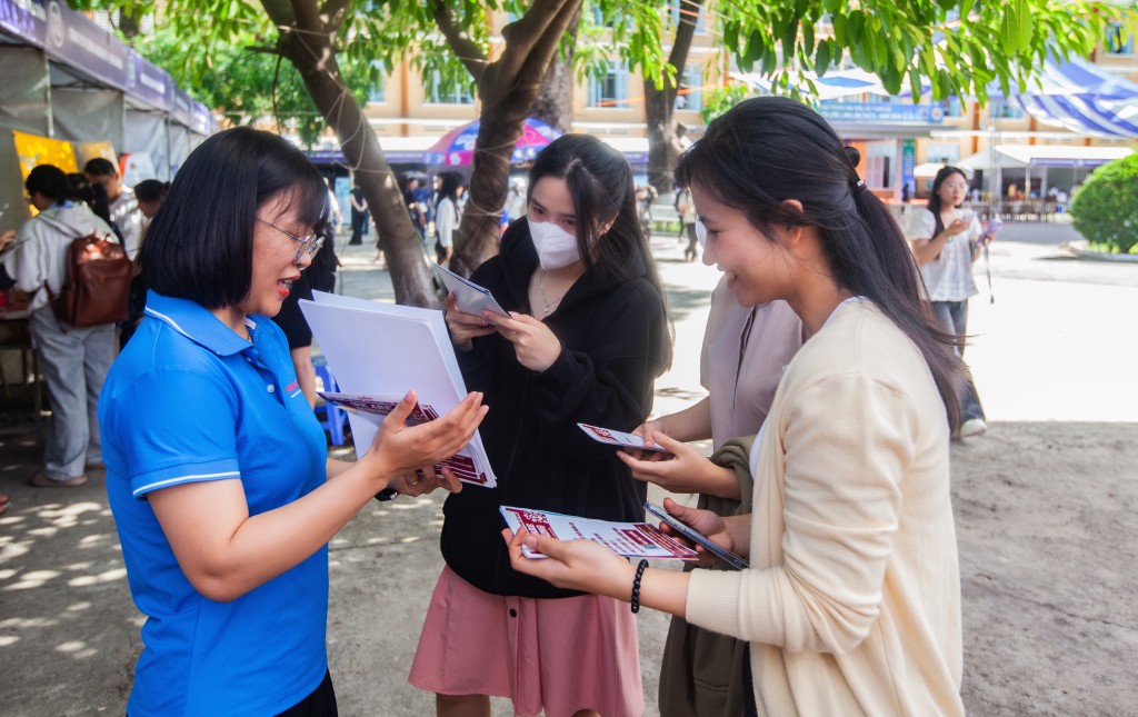 Hơn 8.000 vị trí việc làm đa dạng trình độ được các doanh nghiệp giới thiệu tại ngày hội.