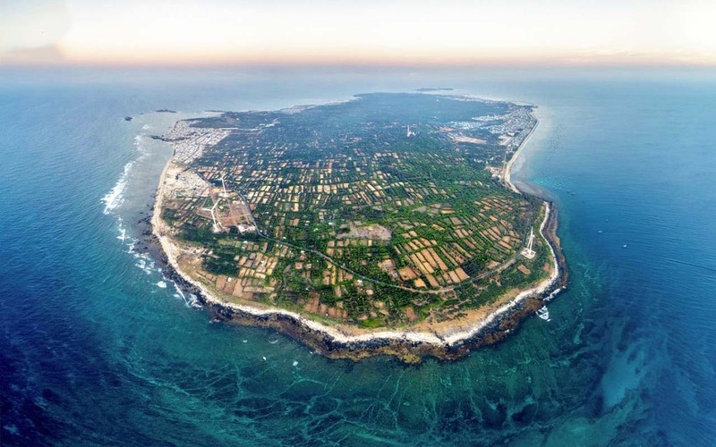 Nằm cách Phan Thiết khoảng 120km đường biển, đảo Phú Quý là một đảo nhỏ nhưng đầy tiềm năng du lịch