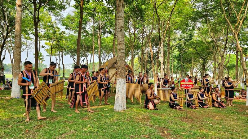 Biểu diễn nhạc cụ dân tộc ở Quảng trường Đại Đoàn Kết (phường Pleiku, tỉnh Gia Lai). Ảnh: Hiền Mai
