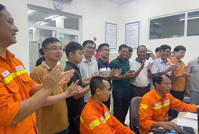Niềm vui của các cán bộ, kỹ sư EVNNPT thời khắc đóng điện TBA 220kV Dương Kinh