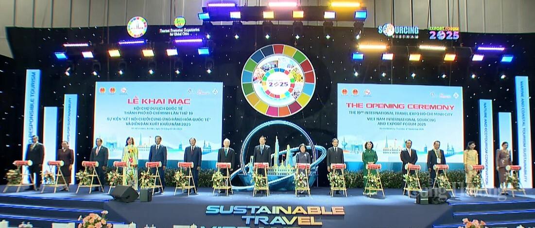 Các đại biểu tại sự kiện làm lễ khai mạc.