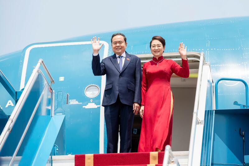 Chủ tịch Quốc hội Trần Thanh Mẫn và Phu nhân Nguyễn Thị Thanh Nga lên đường tham dự Đại hội đồng AIPA-46 và thăm chính thức Malaysia. Ảnh: VPQH