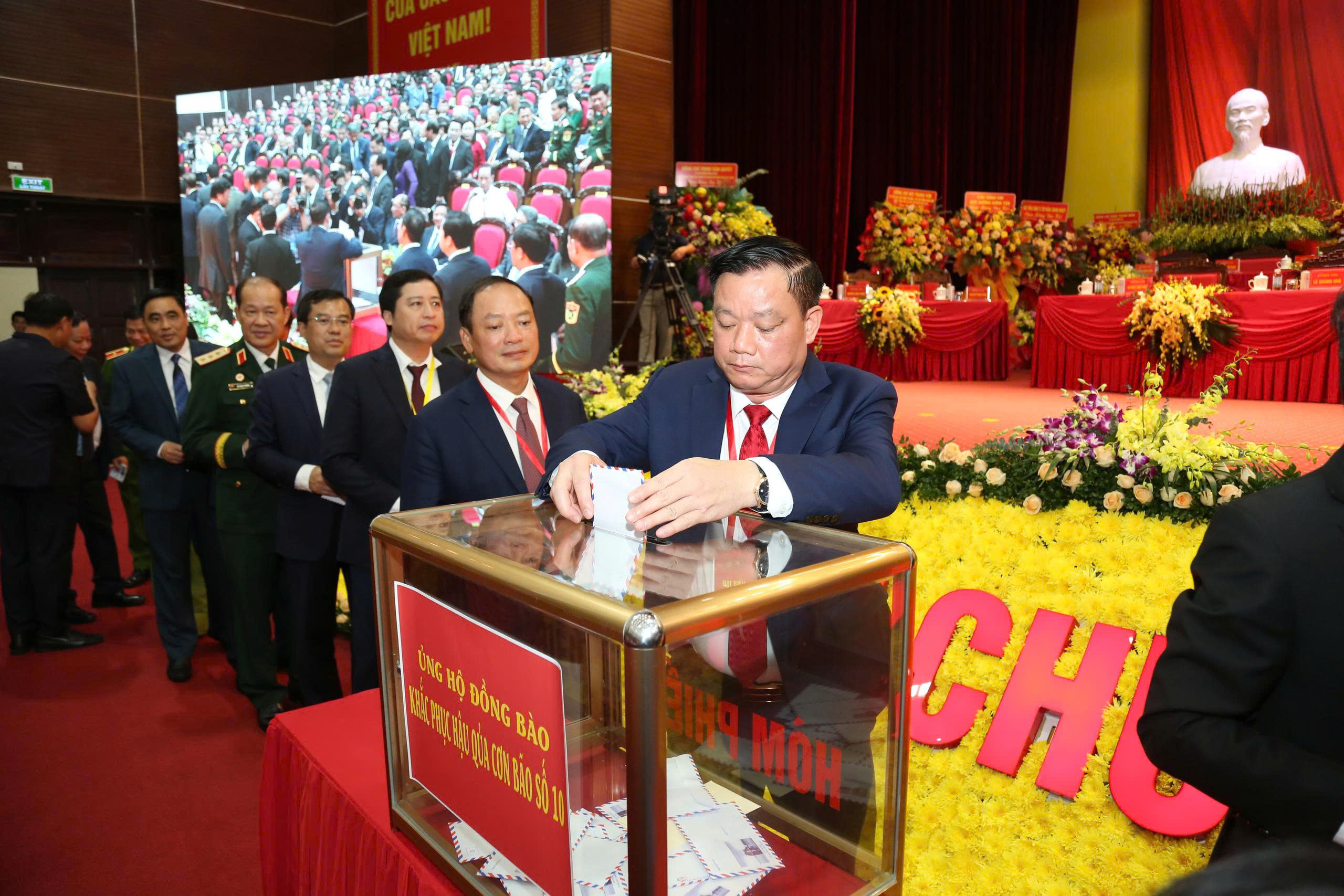 Trước khi khai mạc phiên chính thức đại hội, các đại biểu đã thực hiện quyên góp giúp đỡ nhân dân các địa phương đang bị thiệt hại nặng nề do bão số 10. Ảnh: Tiến Đạt