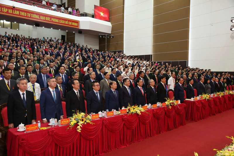 Các đại biểu thực hiện nghi thức chào cờ. Ảnh: Tiến Đạt