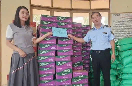 Nhiều doanh nghiệp, nhà hảo tâm đã ủng hộ những nhu yếu phẩm cho bà con 5 thôn bị cô lập ở xã Ngọc Linh. Ảnh: Nguyễn Dương