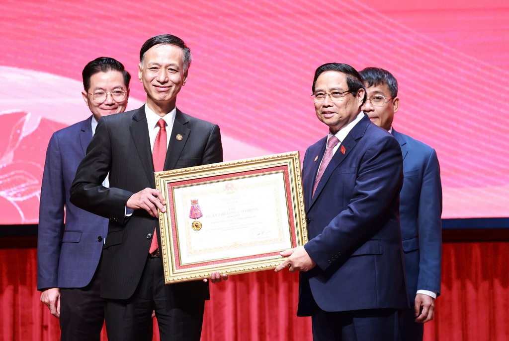 Thủ tướng Phạm Minh Chính trao Huân chương Lao động hạng Nhất tặng Vụ Đông Nam Á - Nam Á - Nam Thái Bình Dương - Ảnh: VGP/Nhật Bắc