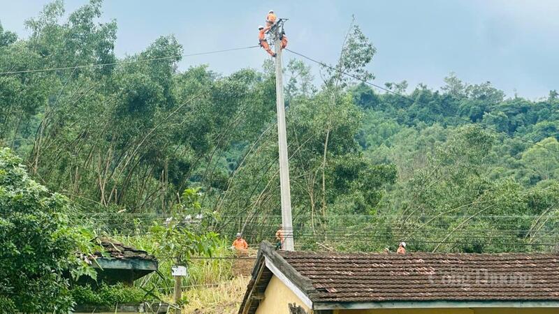 Khắc phục sự cố đường và cột điện hỏng ở khu vực đồi núi. Ảnh: Hồng Hoa